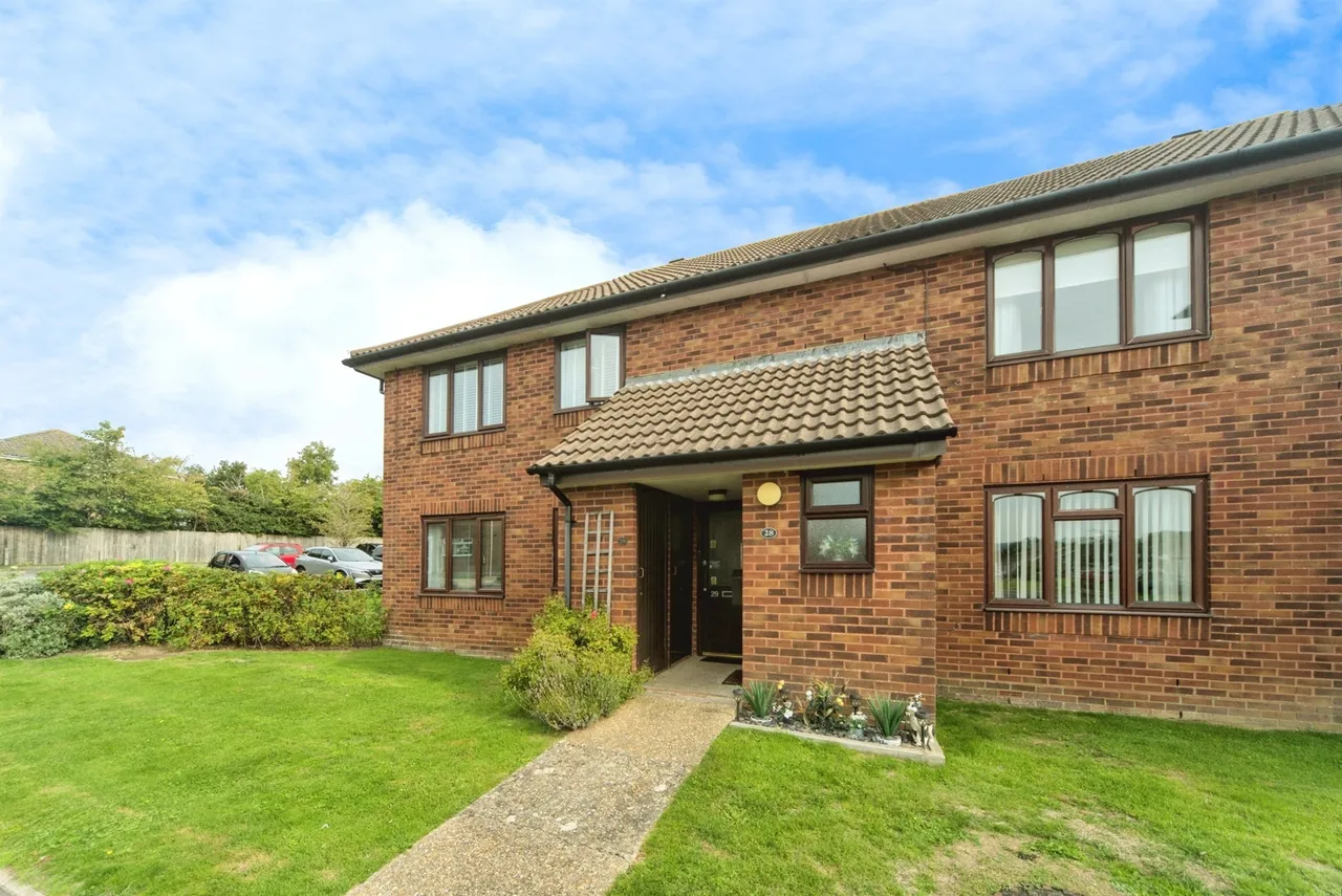 2 bed flat for sale — Swanley Close, Eastbourne