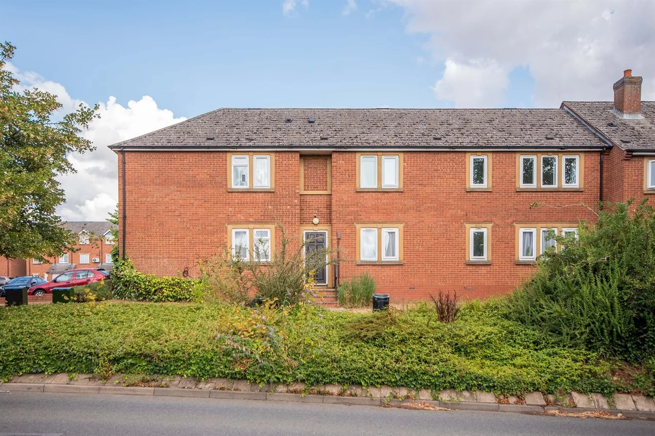 2 bed flat for sale, Kettering Road, Kettering, NN14