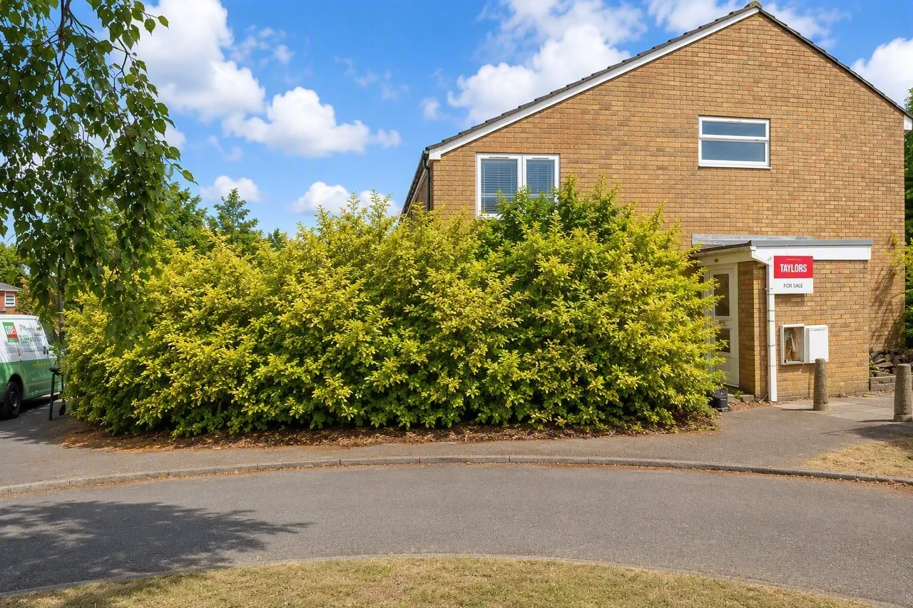 2 bed house for sale — Greenfield Close, Dunstable, Bedfordshire, LU6
