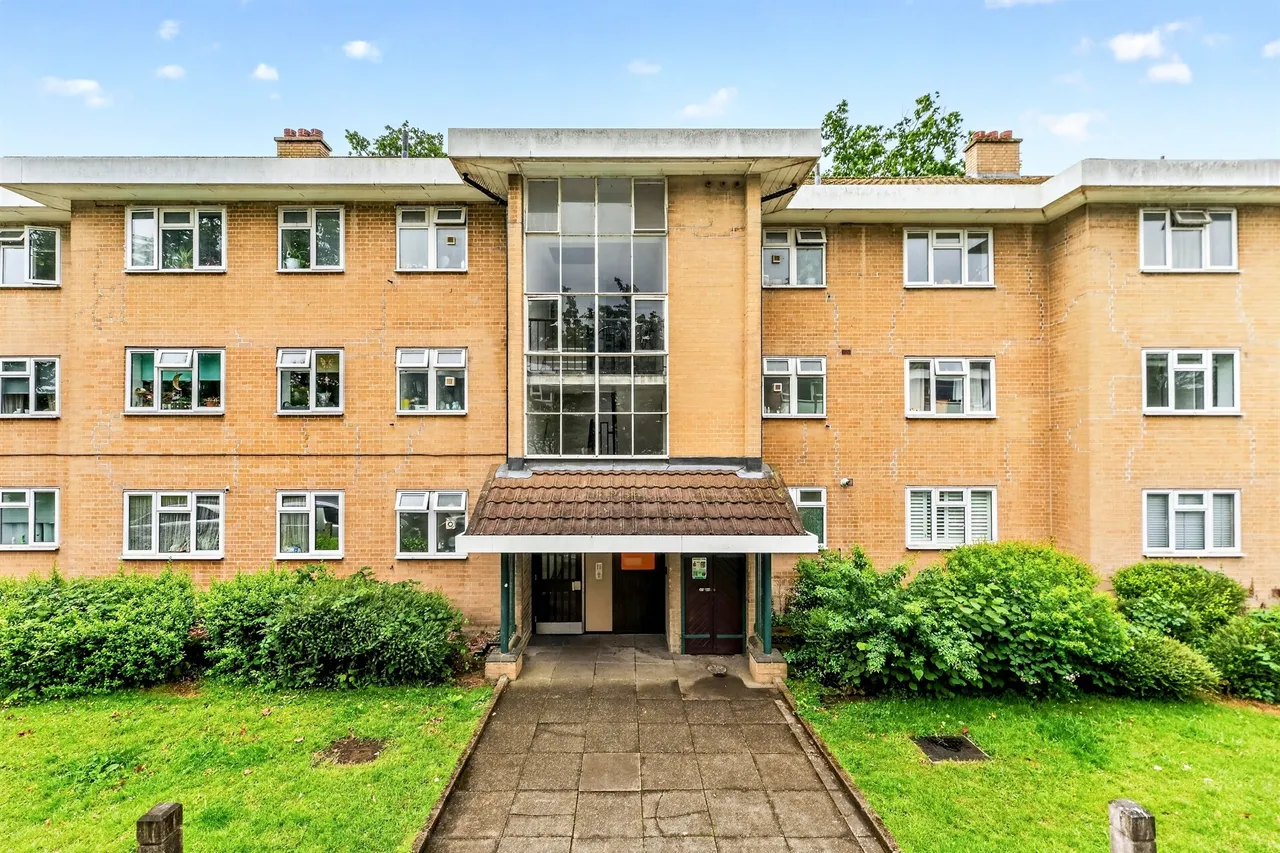 2 bed flat for sale, Smithwood Close, London, SW19