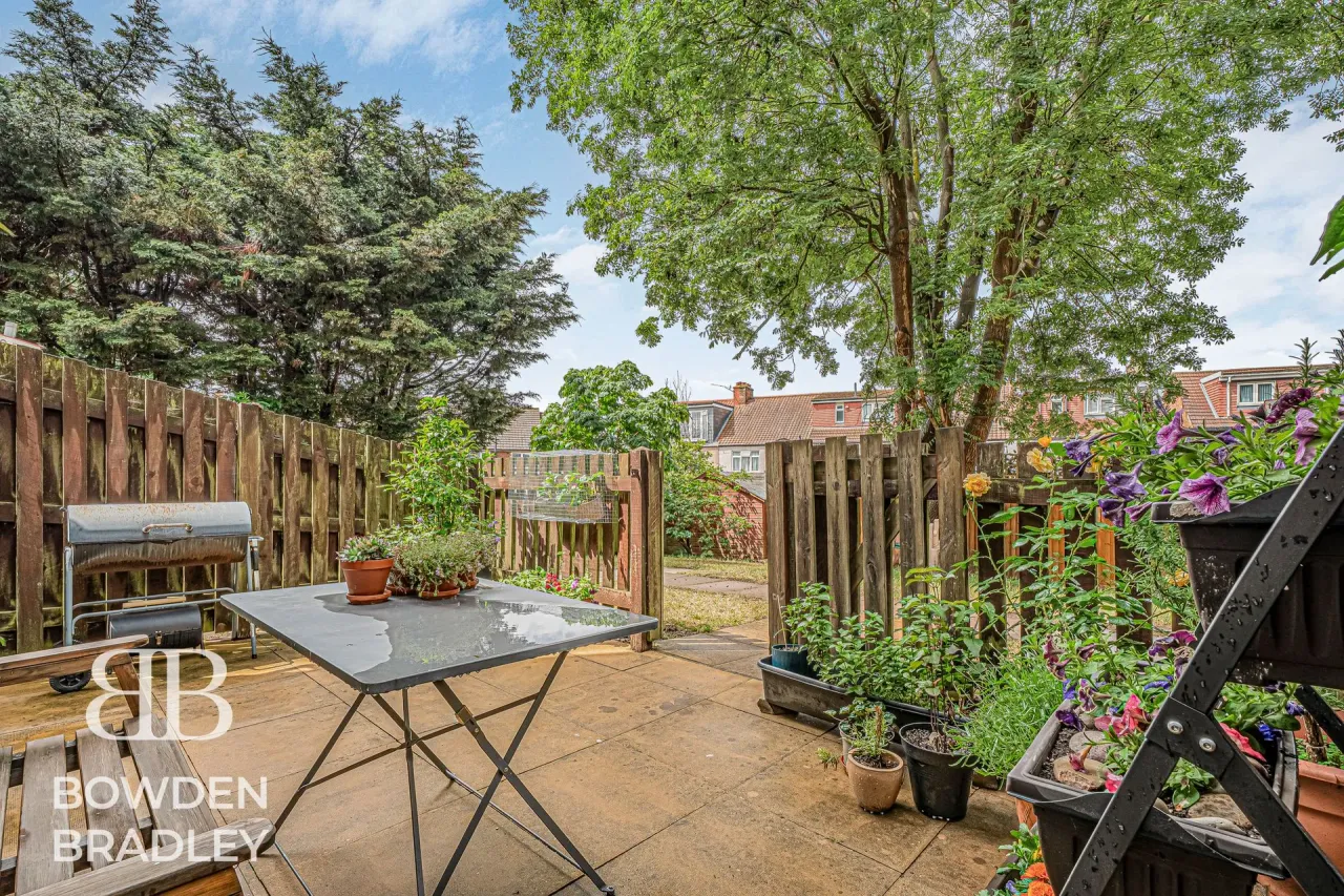 2 bed flat for sale, Copford Close, Woodford Green, IG8