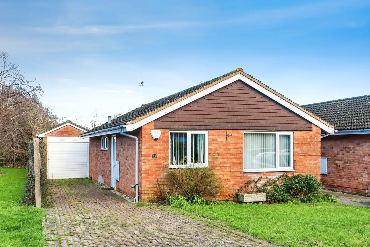 3 bed house for sale — Popplechurch Drive, Swindon, Wiltshire, SN3