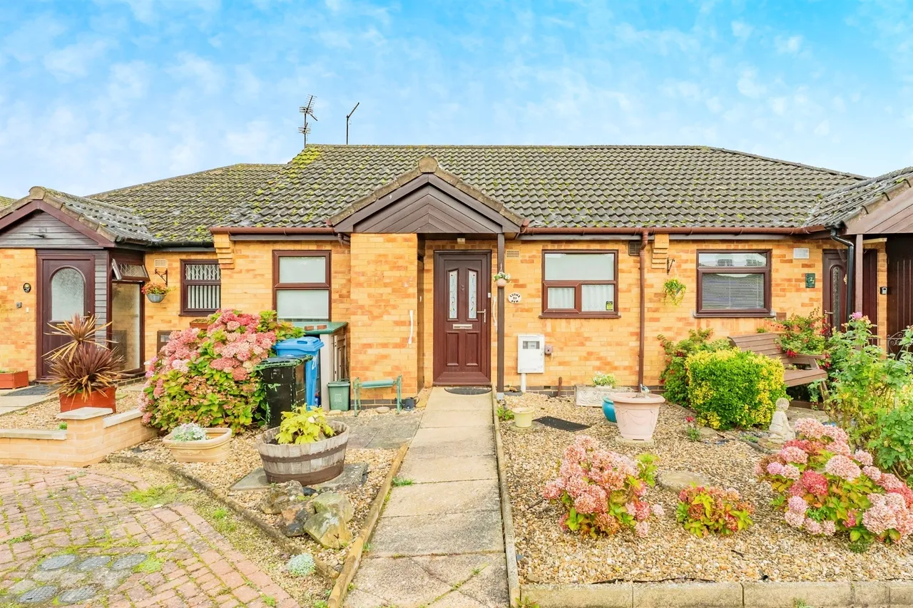 2 bed house for sale — Stadtpeine Close, Corby
