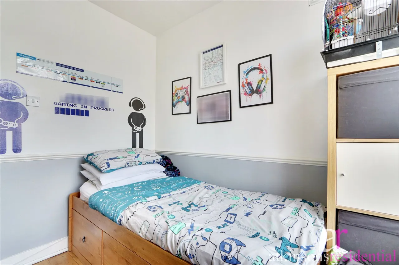 Myddelton Close, Enfield, Middlesex, EN1 4AJ, photo 13