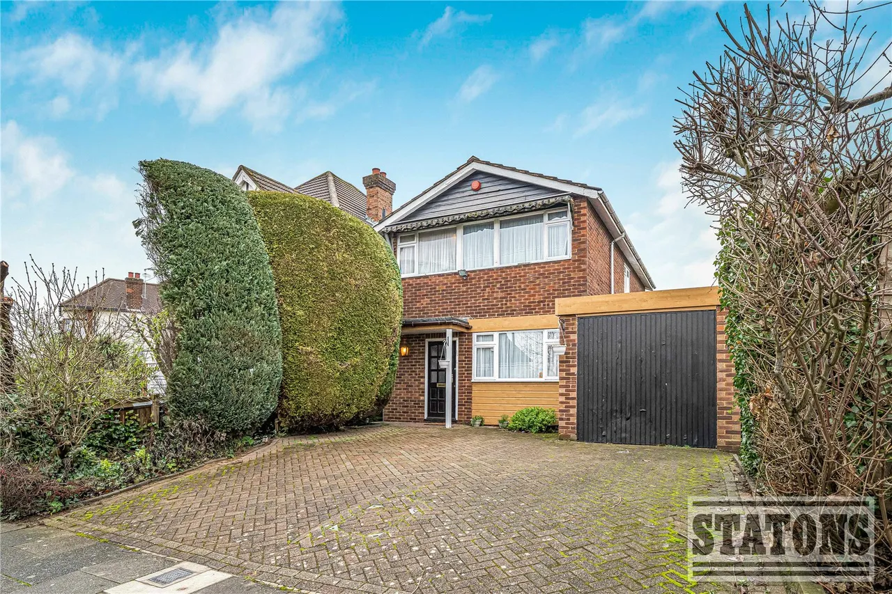 3 bed house for sale — Belmont Avenue, Cockfosters, Herts, EN4 9LJ