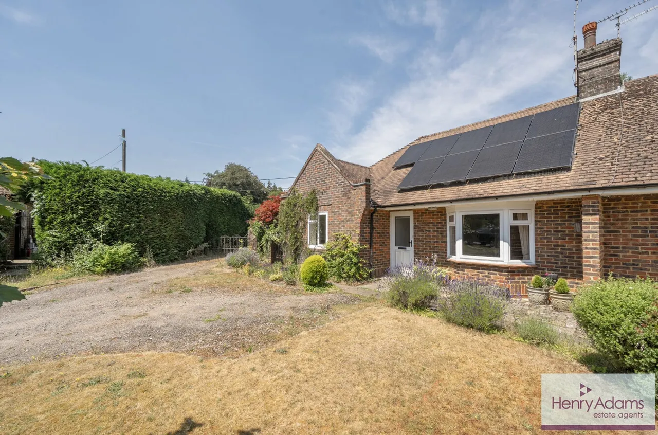 2 bed property for sale, Knowles Meadow, Hill Brow, GU33
