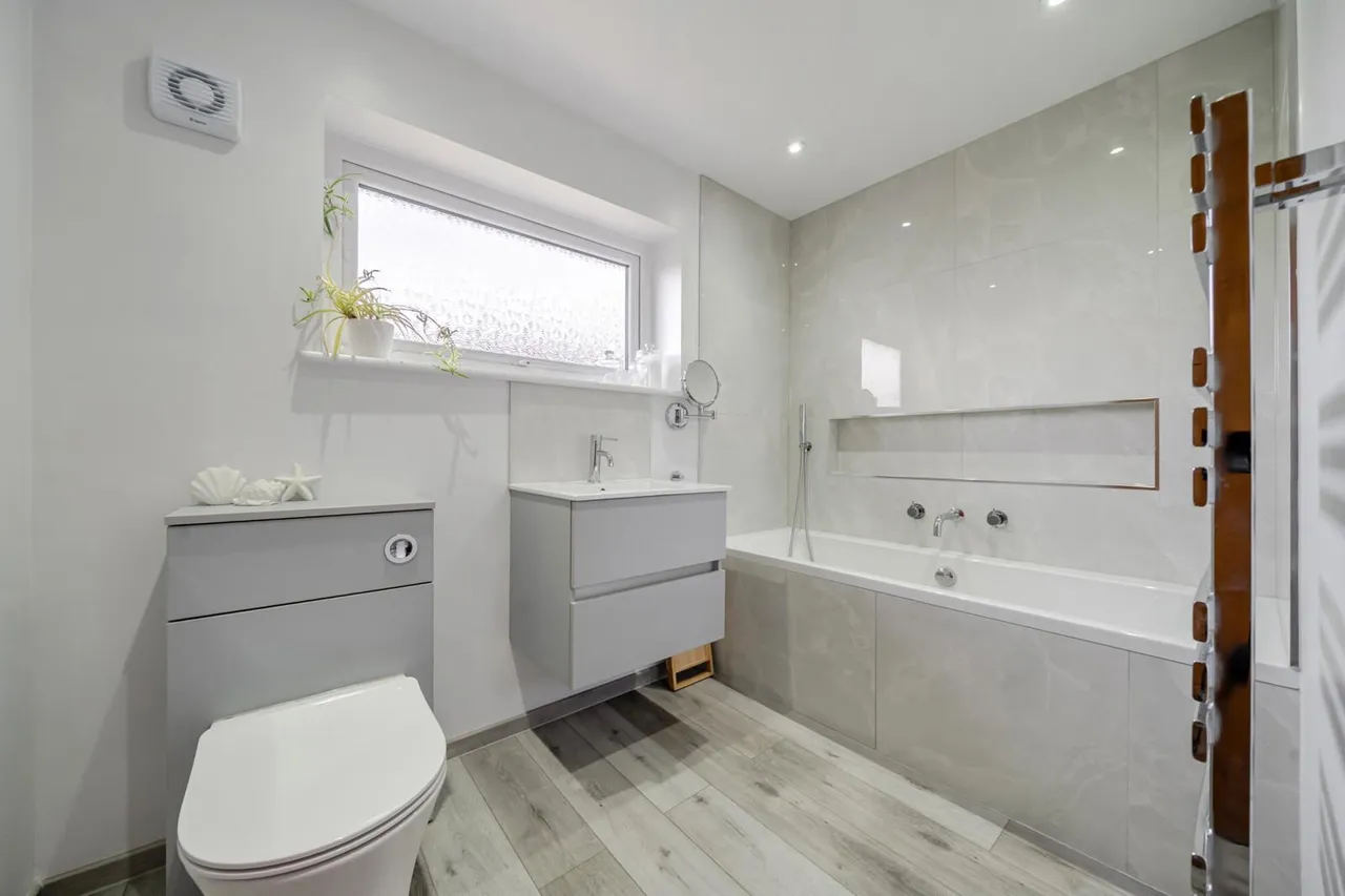 Hazel End, BR8, photo 12