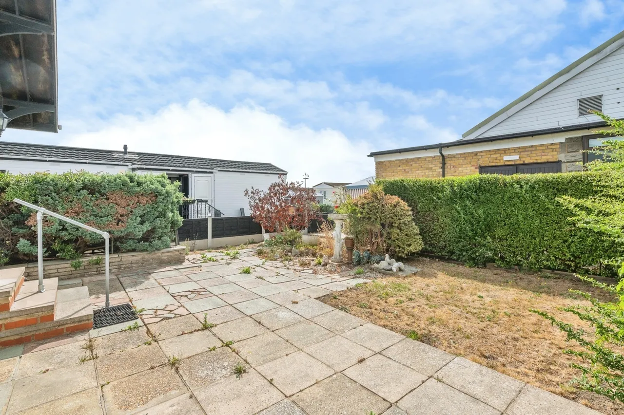 Lower Dunton Road, Dunton, CM13, photo 24