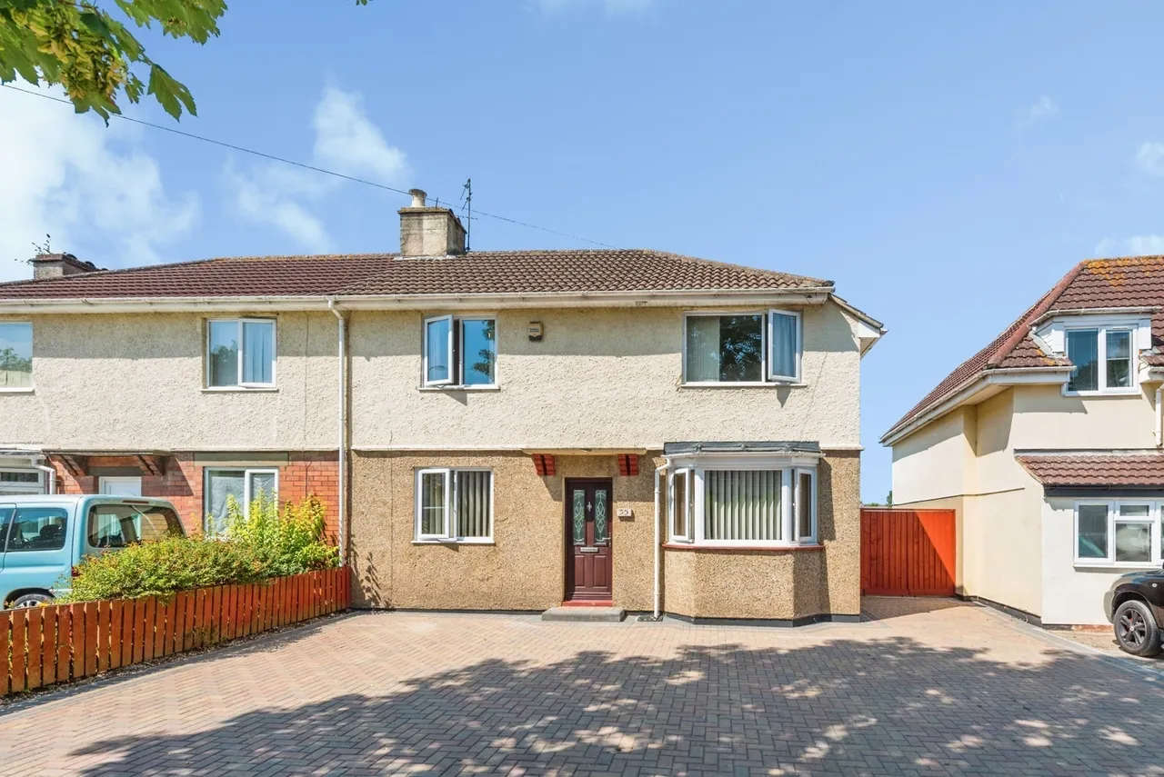 3 bed house for sale — Pinehurst Road, Swindon, Wiltshire, SN2