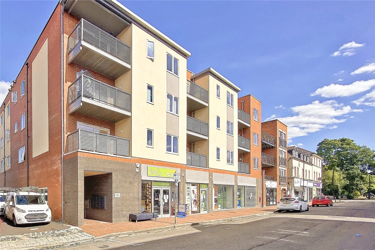 2 bed flat to rent, Camp Road, Farnborough, GU14