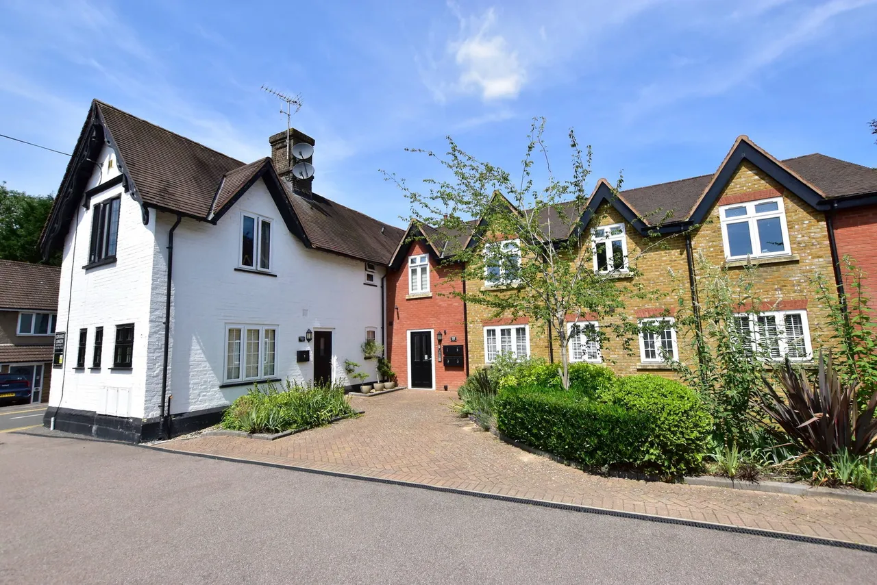 2 bed flat for sale, Old Mill Road, Kings Langley, WD4