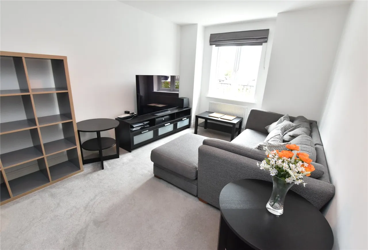 Canada Avenue, Farnborough, Hampshire, GU14 0FJ, photo 2