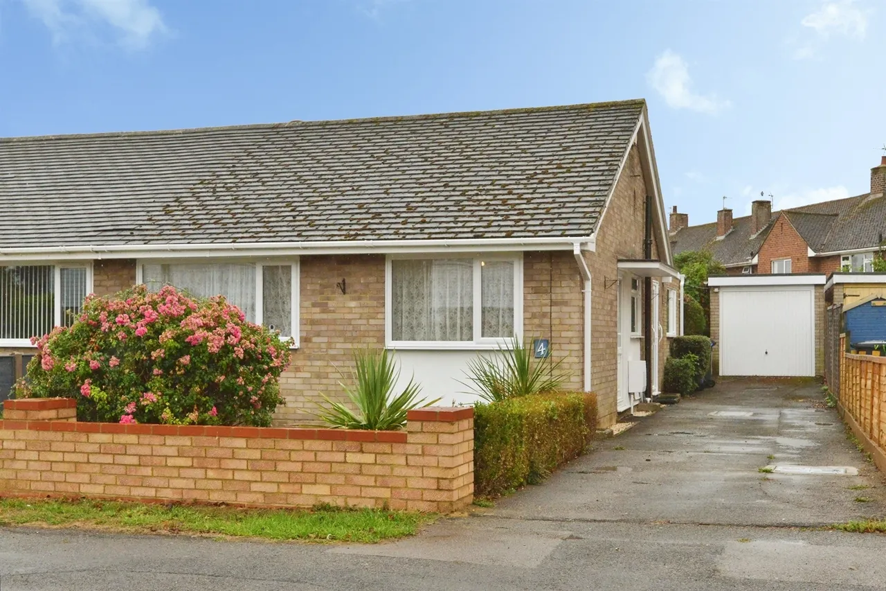 2 bed house for sale, High View, Deanshanger, MK19