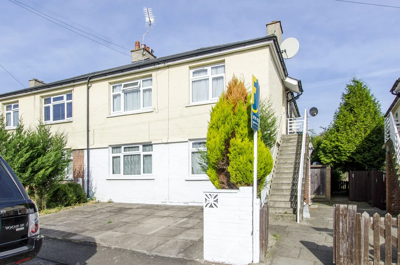 2 bed flat to rent — 79 Cedar Grove, London