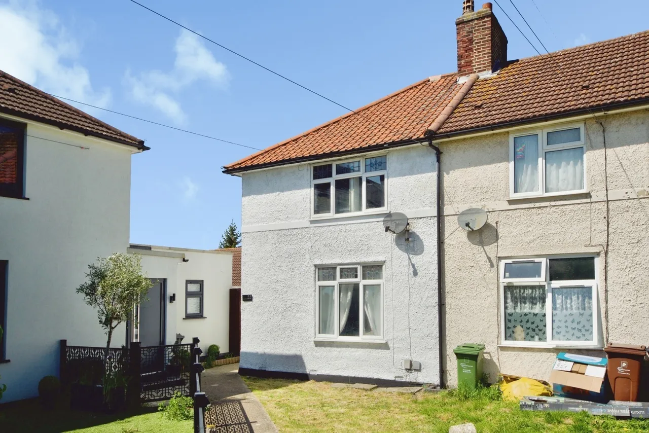 3 bed house for sale — Thompson Road, DAGENHAM, Essex, RM9