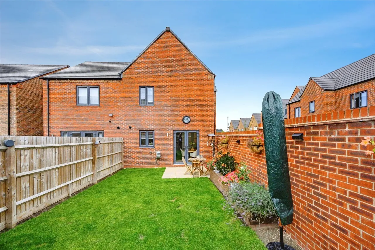 Aspen Crescent, Houghton Regis, LU5, photo 13