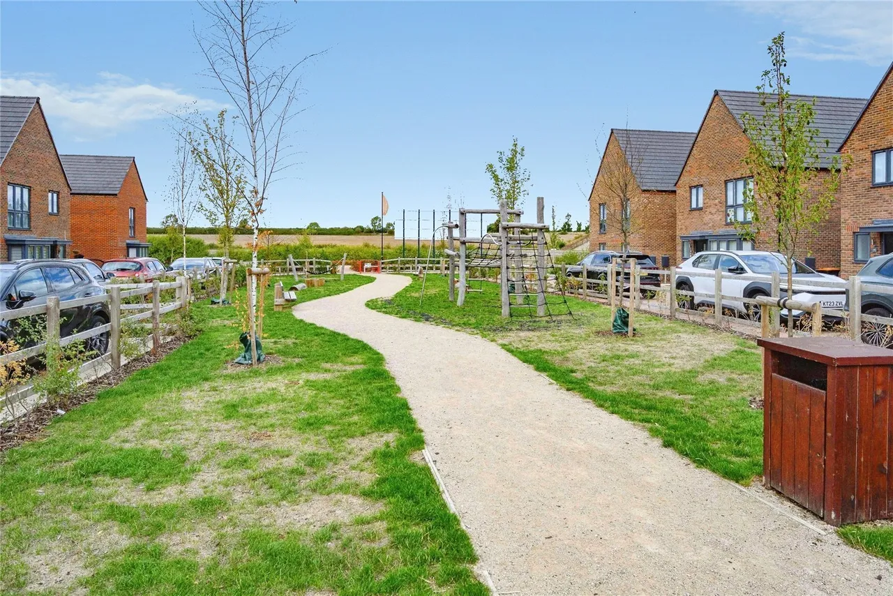 Aspen Crescent, Houghton Regis, LU5, photo 14