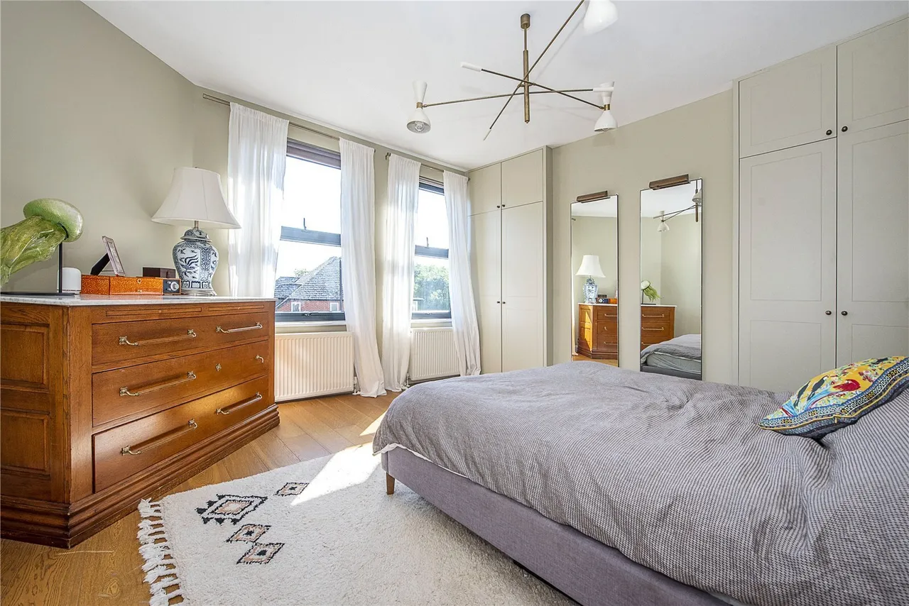 Chiswick Lane, London, W4, photo 9