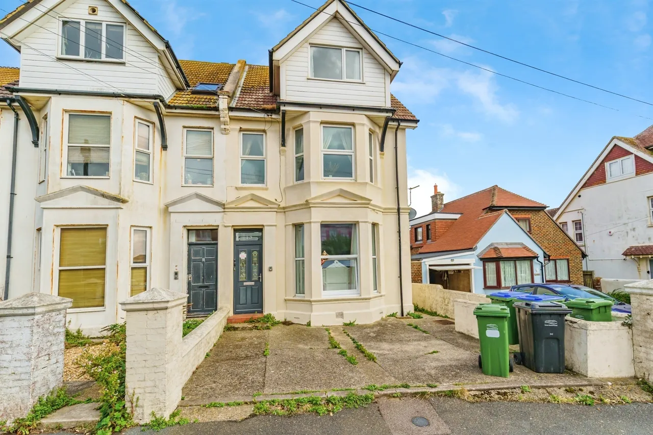 2 bed flat for sale, Connaught Road, Seaford, BN25