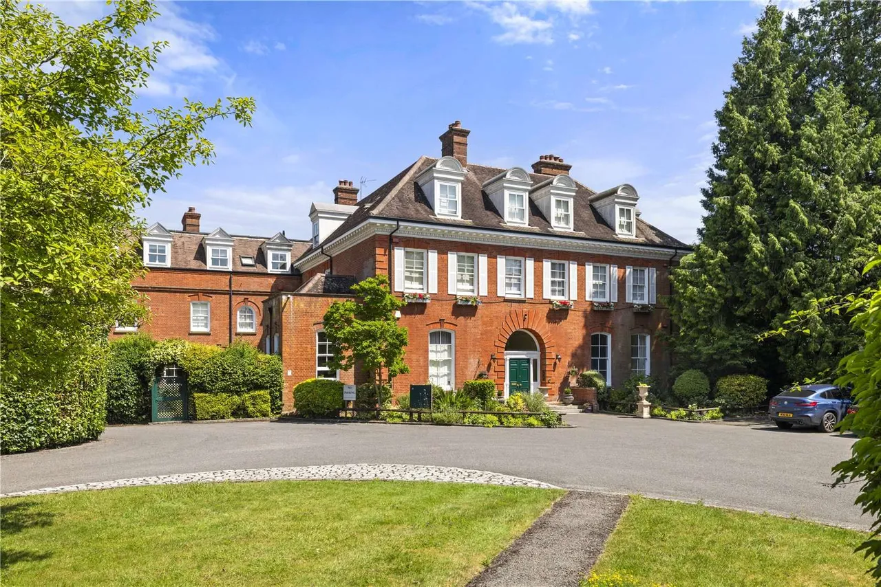 2 bed flat for sale — Nanhurst Park, Elmbridge Road, Cranleigh, Surrey, GU6 8JX