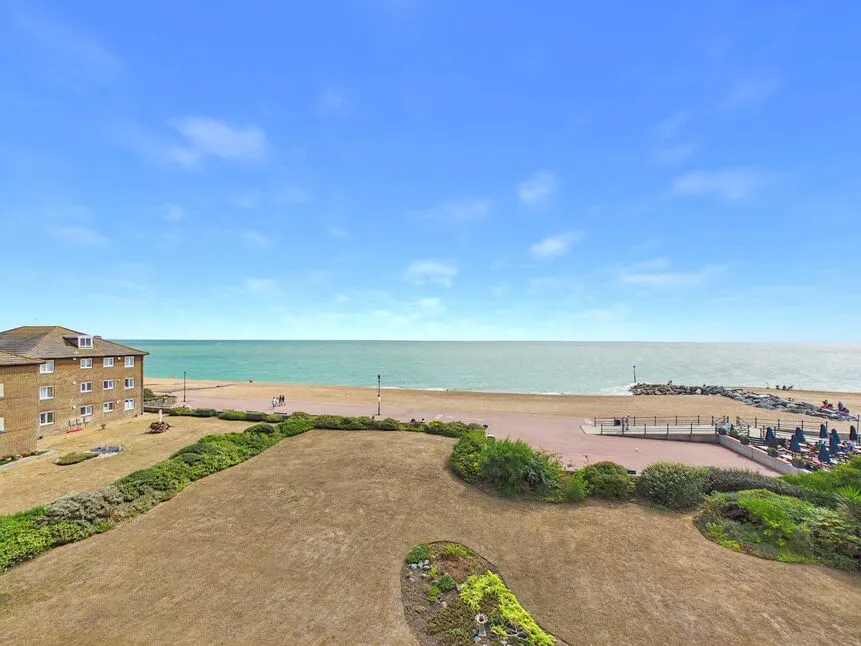 2 bed flat for sale — Admirals Walk, South Road, Kent, CT21