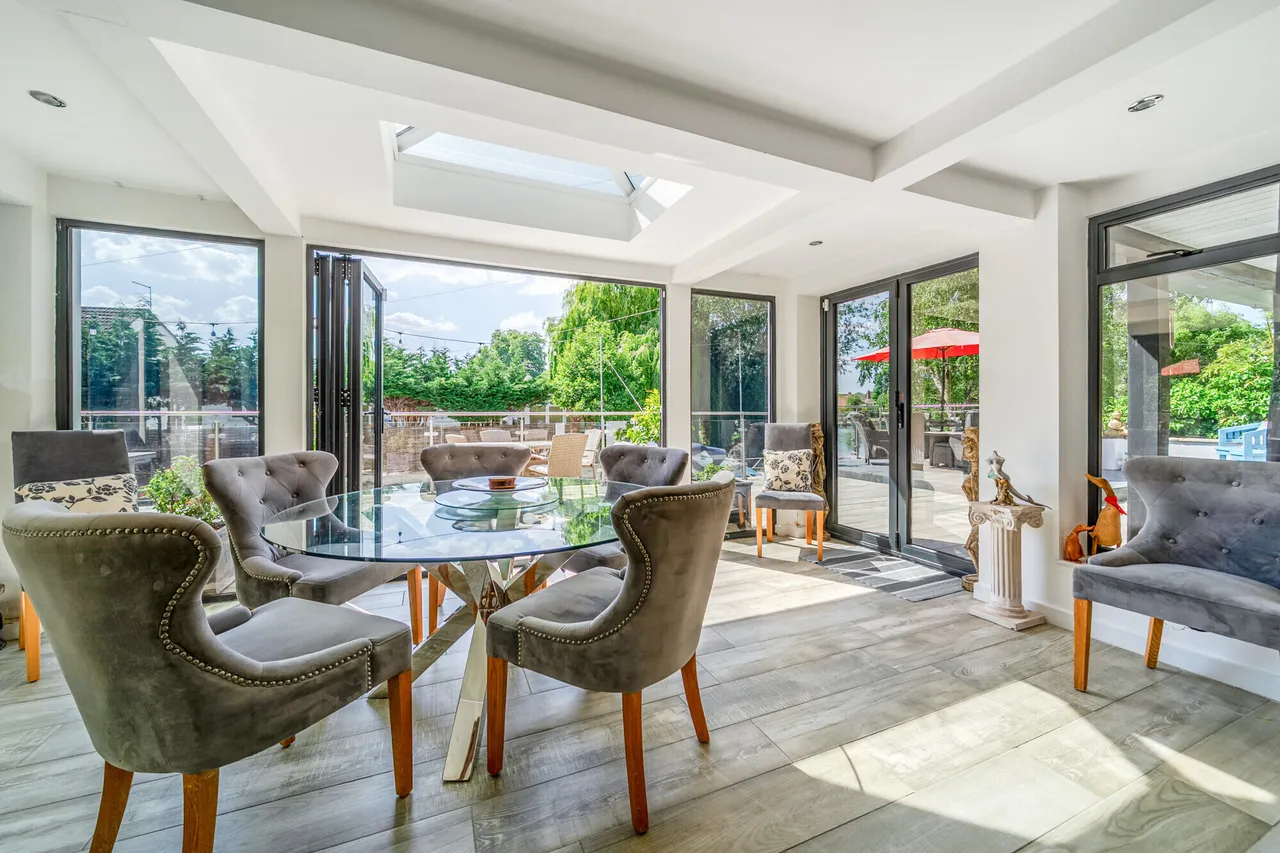 Riverside, Staines-Upon-Thames, TW19, photo 9