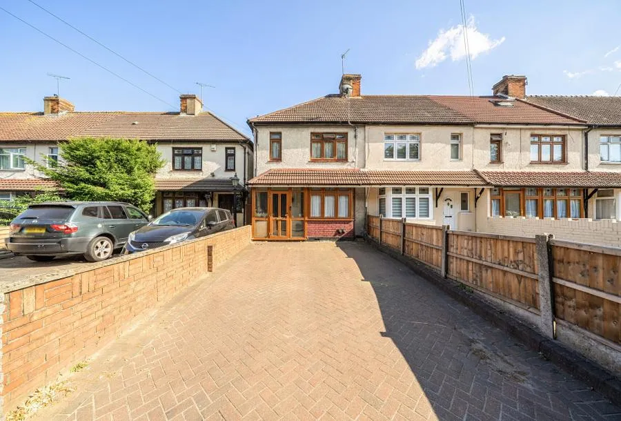 3 bed house for sale, Oldchurch Road, Romford, RM7