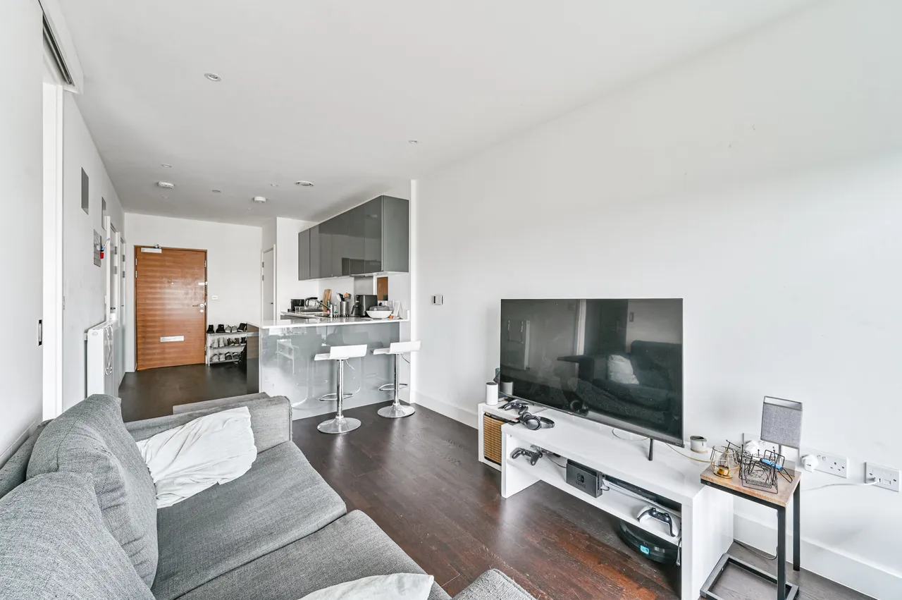 Flat 96, Duncombe House, 15 Victory Parade, London, photo 4