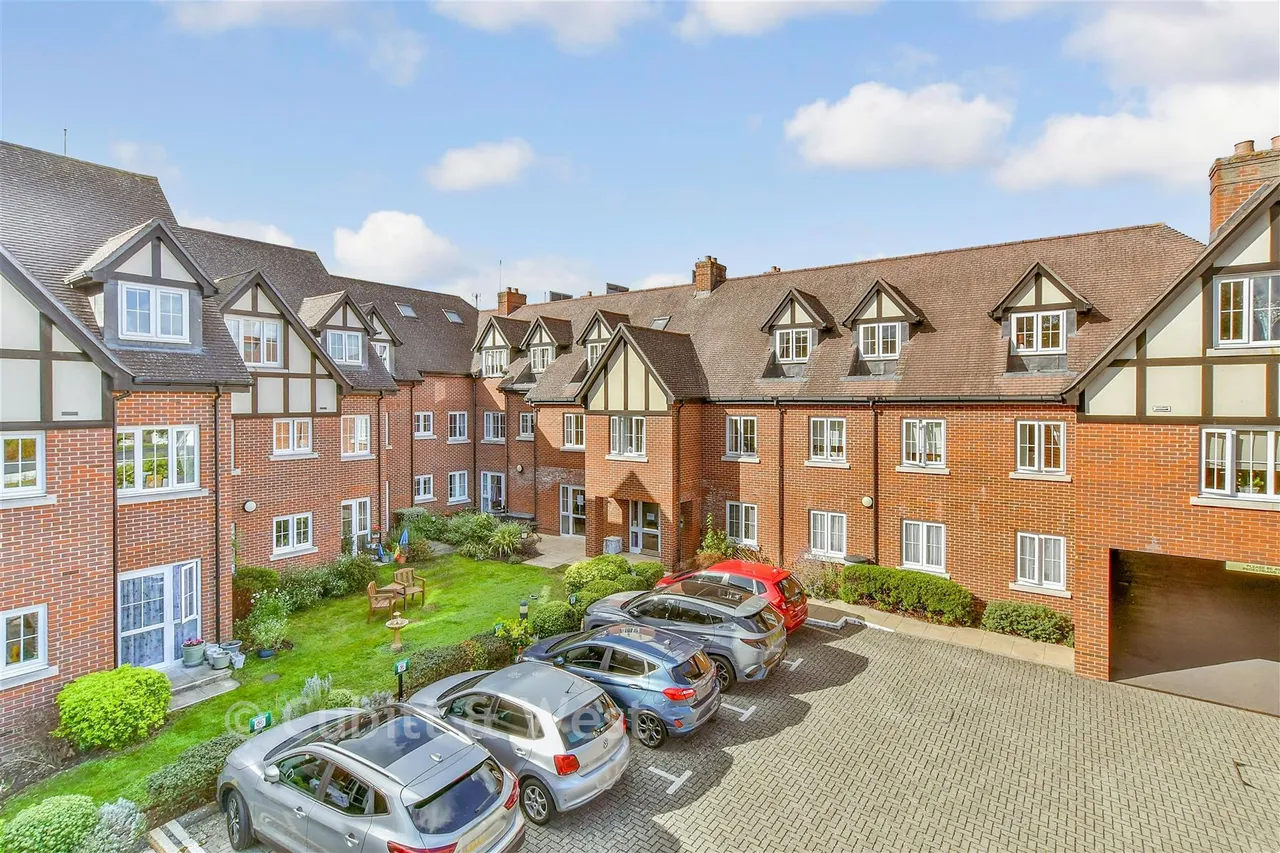 2 bed flat for sale, Waterloo Road, Epsom, KT19