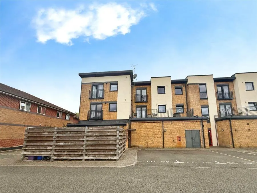 2 bed flat for sale, Buckingham Road, Bicester, OX26