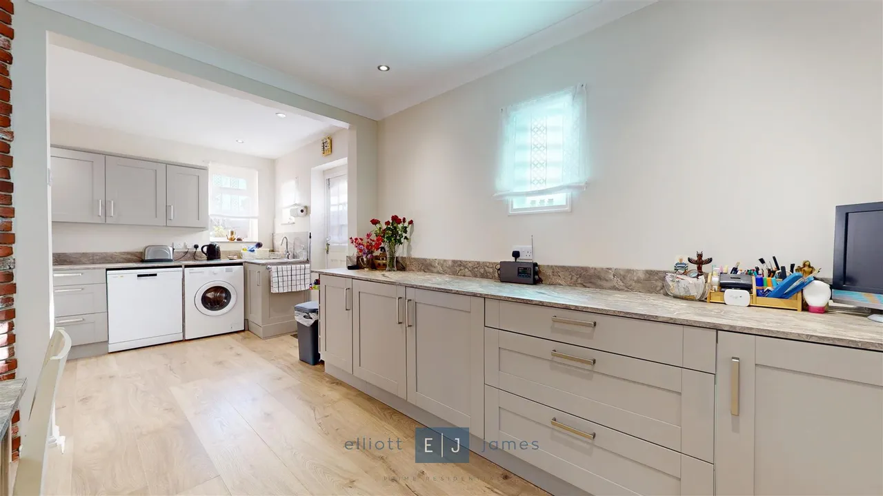 Forest Terrace, High Road, Chigwell, photo 7