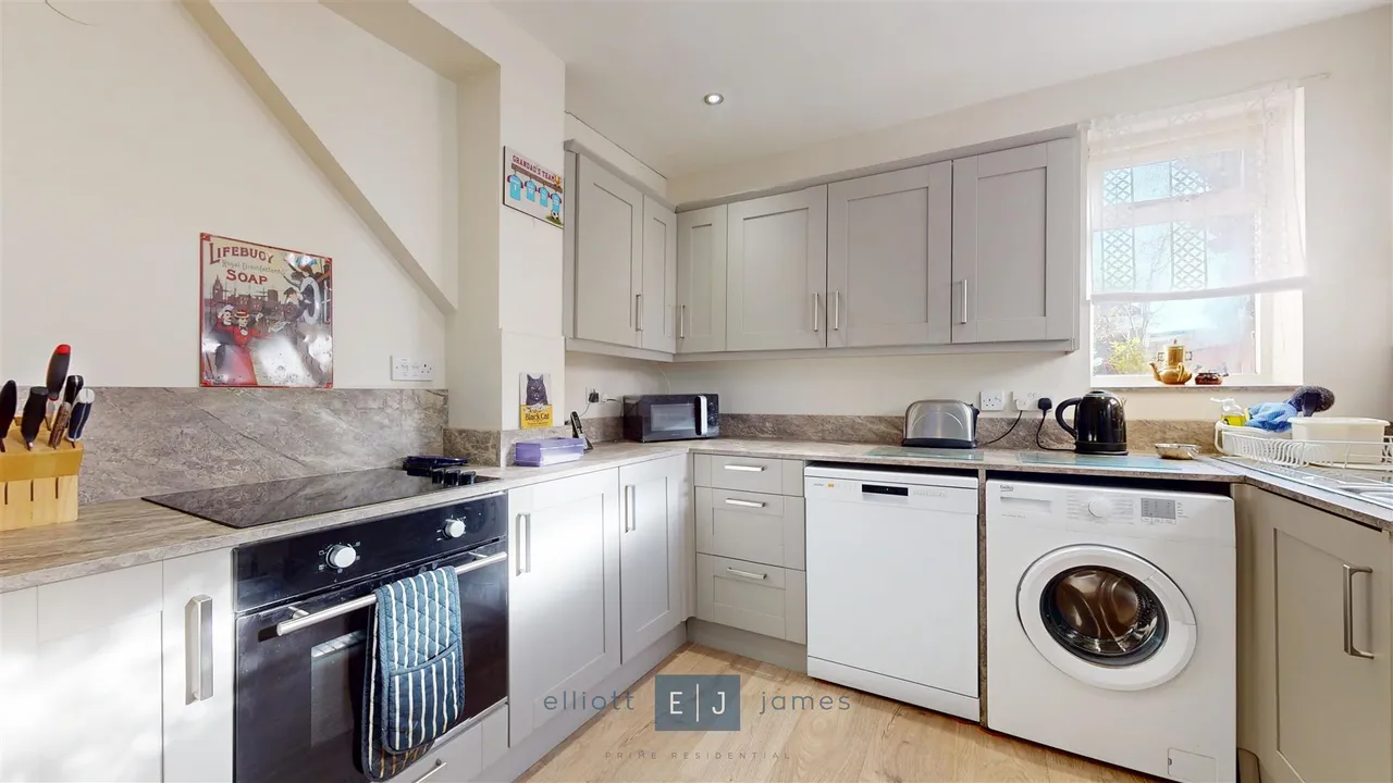 Forest Terrace, High Road, Chigwell, photo 8