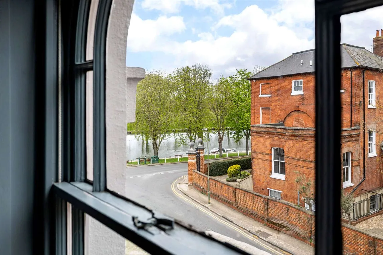 High Street, Datchet, SL3, photo 23