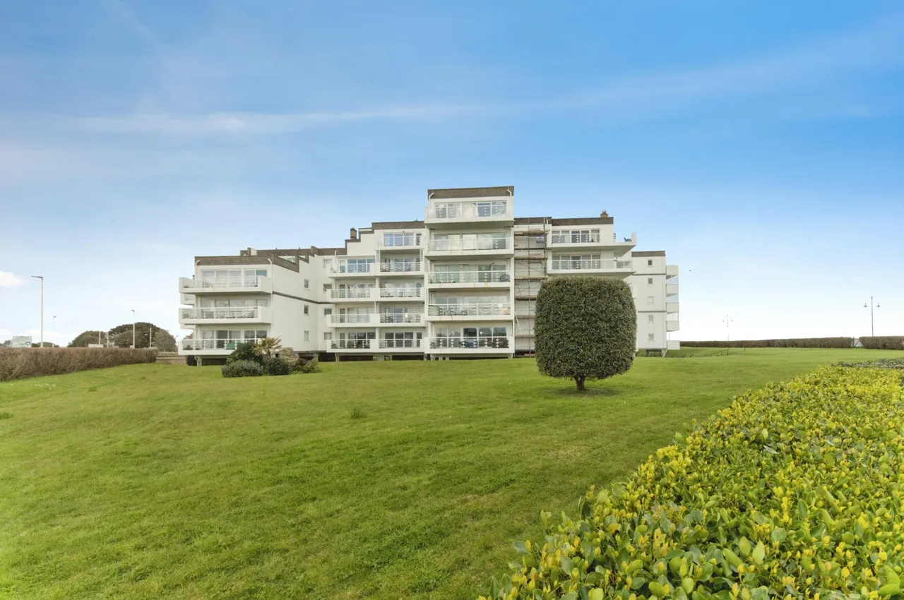 2 bed flat for sale, Royal Parade, Eastbourne, BN22