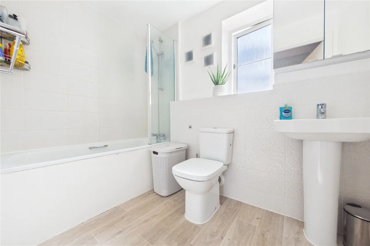Hayes Drive, Three Mile Cross, RG7, photo 11