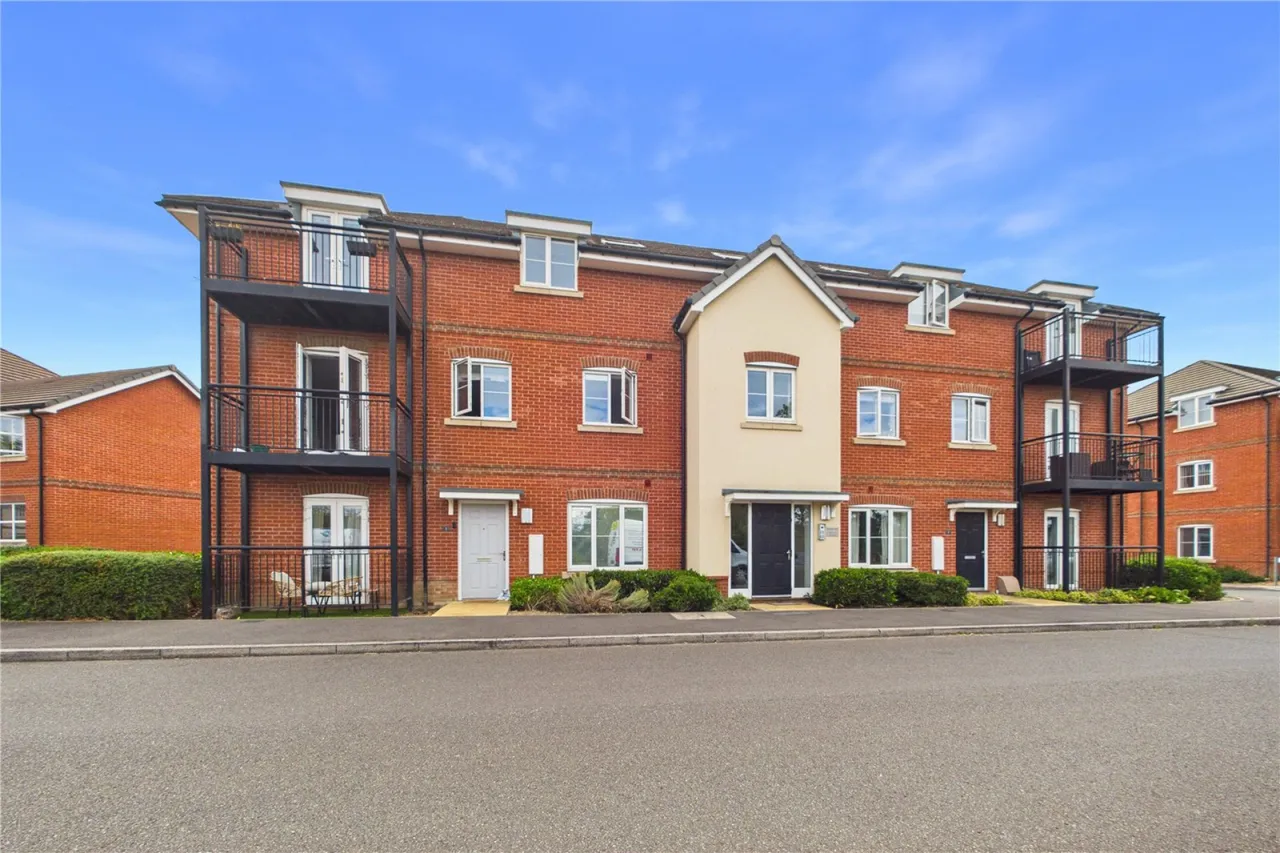 2 bed flat for sale, Hayes Drive, Three Mile Cross, RG7