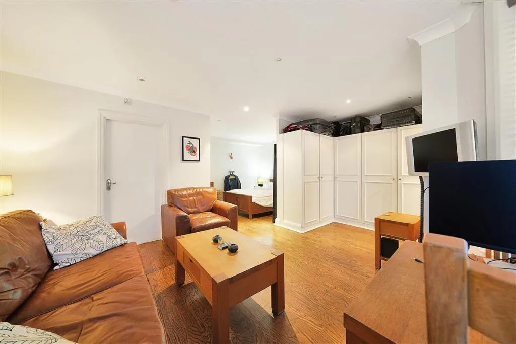 1 bed flat to rent, Hornton Street, London, W8
