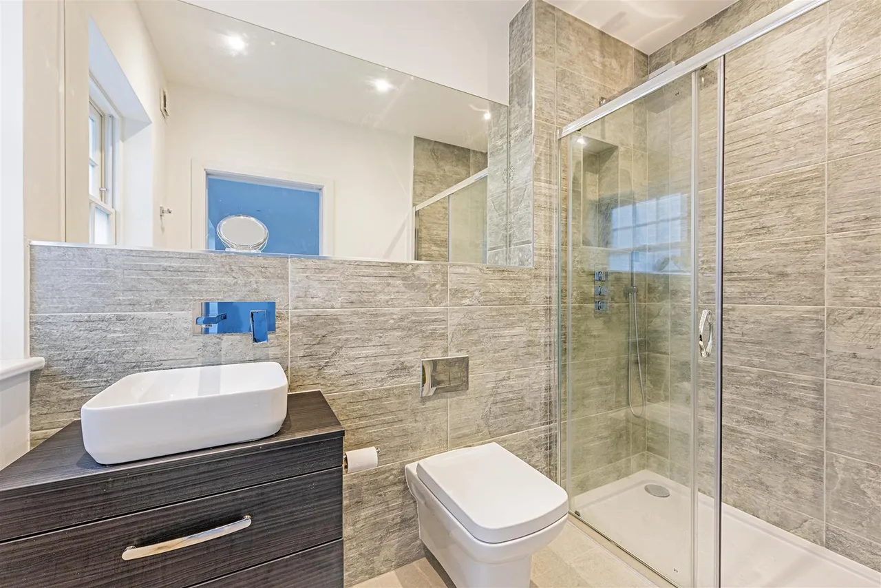 Priory Close, Sunbury-on-Thames, TW16, photo 6