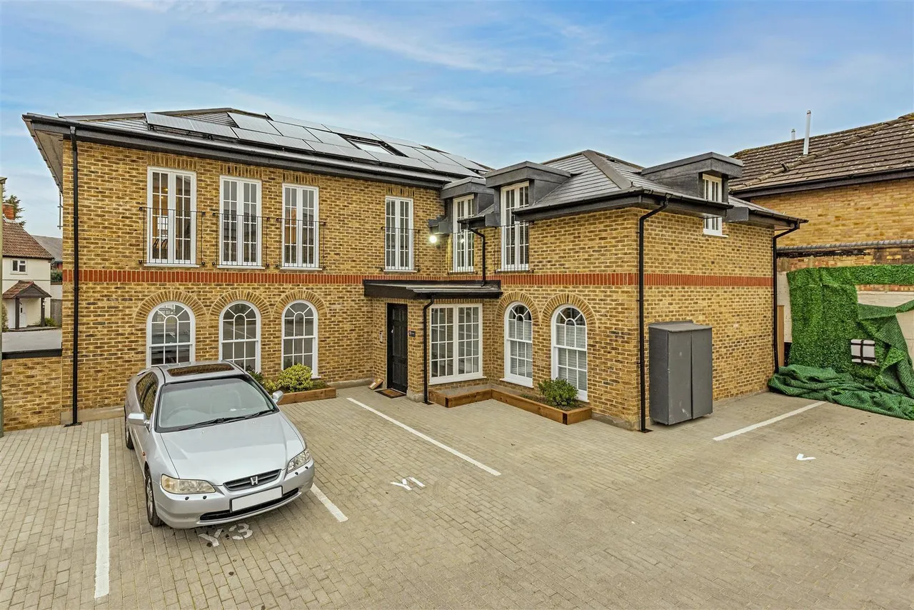 Priory Close, Sunbury-on-Thames, TW16, photo 4