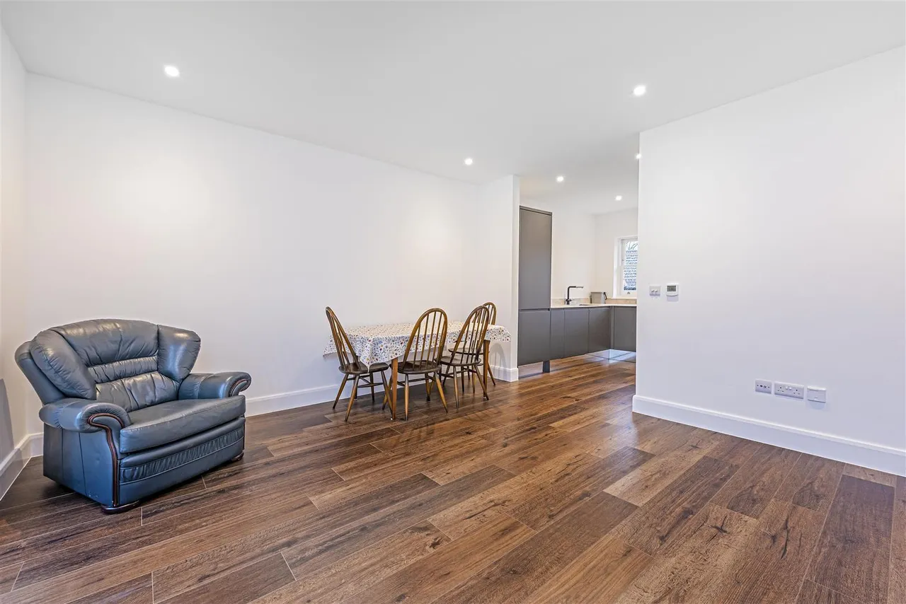 Priory Close, Sunbury-on-Thames, TW16, photo 5