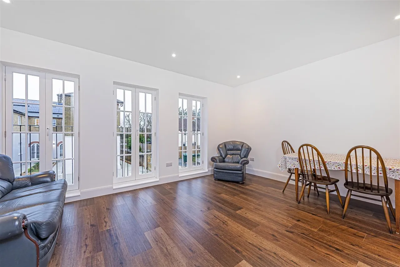 1 bed flat for sale, Priory Close, Sunbury-on-Thames, TW16