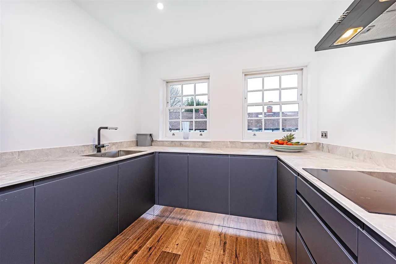 Priory Close, Sunbury-on-Thames, TW16, photo 2