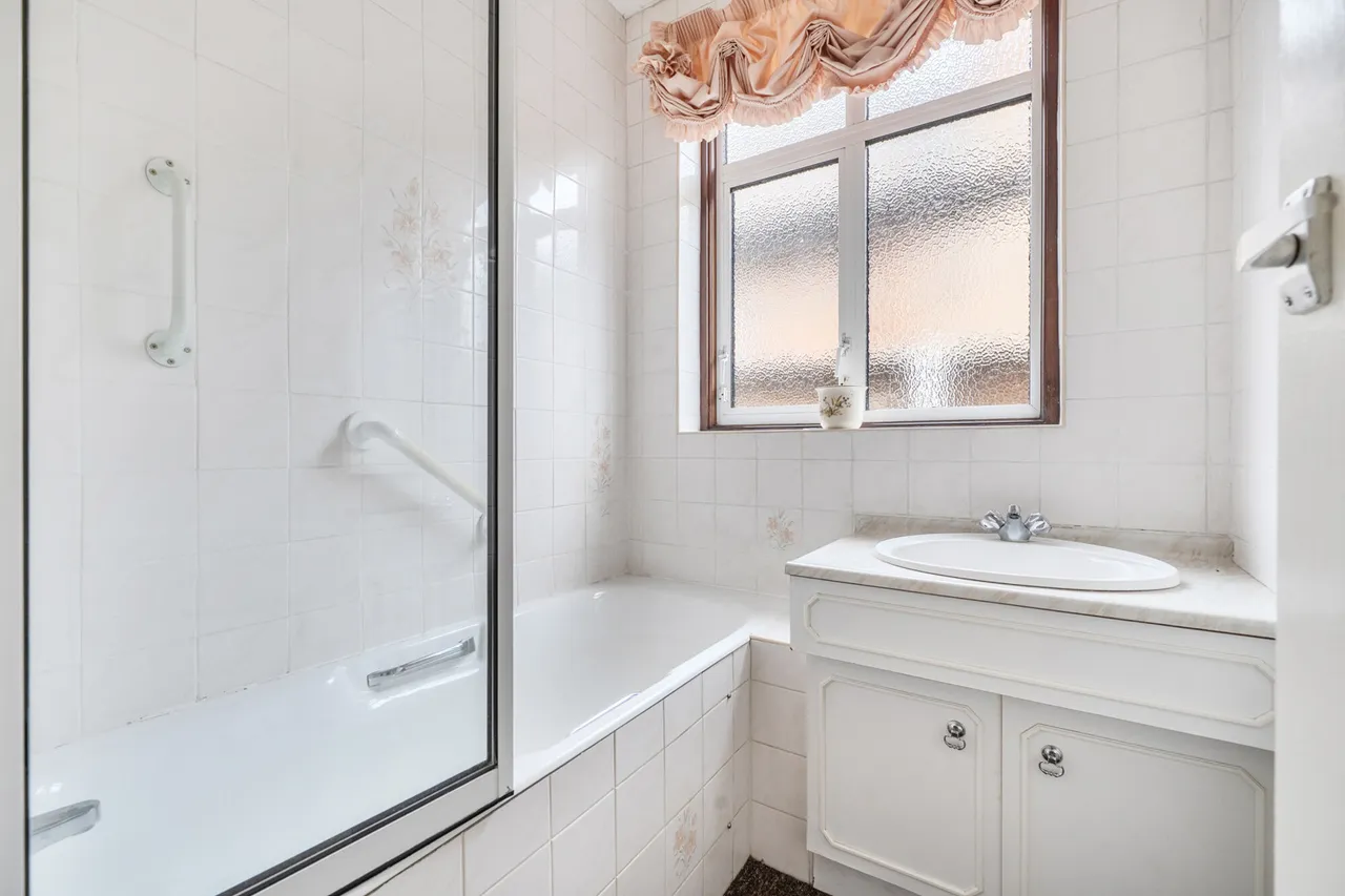 Rodney Gardens, Pinner, HA5, photo 9