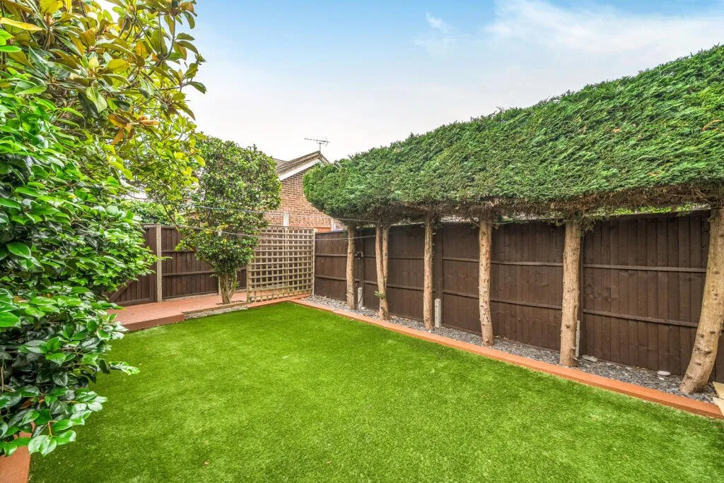 Pinewood Park, New Haw, KT15, photo 4