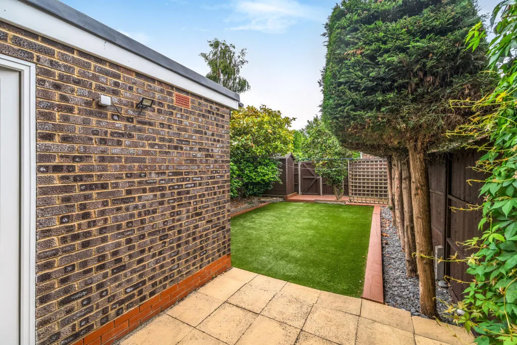 Pinewood Park, New Haw, KT15, photo 16