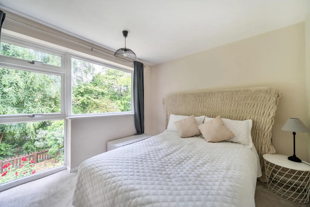 Pinewood Park, New Haw, KT15, photo 9