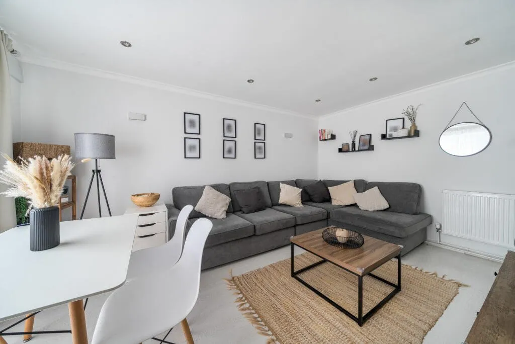 Pinewood Park, New Haw, KT15, photo 5