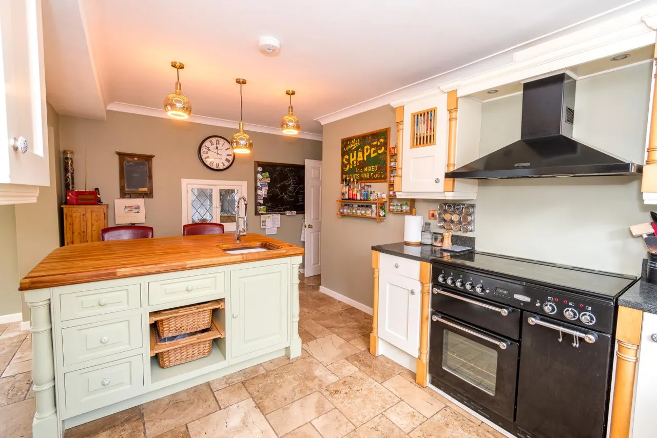 Wimborne Road East, BH22, photo 7