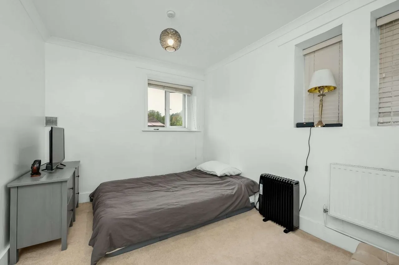 Raglan Road, Reigate, RH2, photo 8