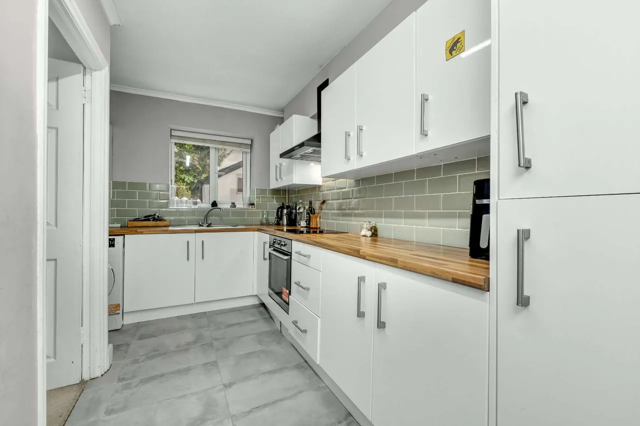 Raglan Road, Reigate, RH2, photo 2